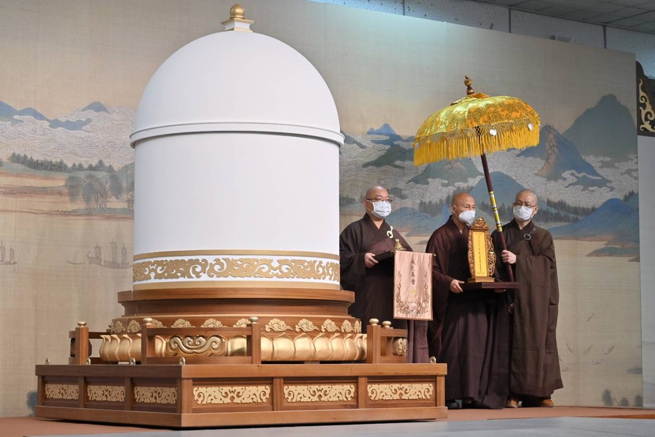 Nhục thân của Đại lão Hòa thượng Tinh Vân khi viên tịch được đặt trong tư thế "tọa cang" Nhục thân của Đại lão Hòa thượng Tinh Vân khi viên tịch được đặt trong tư thế "tọa cang"