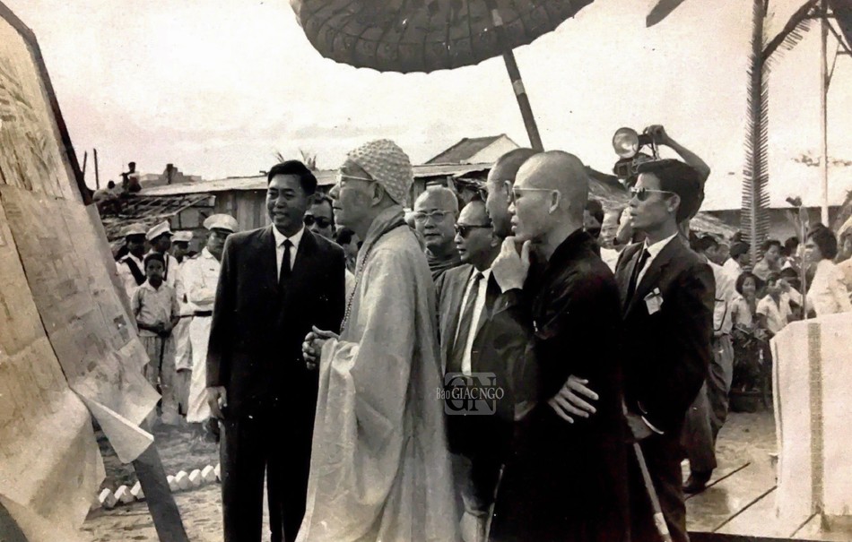 Đại lão Hòa thượng Thích Tịnh Khiết nghe thuyết trình về đồ án xây dựng Viện Đại học Vạn Hạnh - Ảnh: tư liệu gia đình bà Dương Cúc Đại lão Hòa thượng Thích Tịnh Khiết nghe thuyết trình về đồ án xây dựng Viện Đại học Vạn Hạnh - Ảnh: tư liệu gia đình bà Dương Cúc