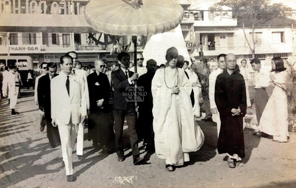 Đại lão Hòa thượng Thích Tịnh Khiết quang lâm chứng minh lễ đặt đá khởi công xây dựng Viện Đại học Vạn Hạnh - Ảnh: tư liệu gia đình bà Dương Cúc Đại lão Hòa thượng Thích Tịnh Khiết quang lâm chứng minh lễ đặt đá khởi công xây dựng Viện Đại học Vạn Hạnh - Ảnh: tư liệu gia đình bà Dương Cúc