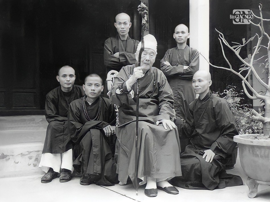Đại lão Hòa thượng Thích Tịnh Khiết cùng chư vị môn đồ đệ tử tại tổ đình Tường Vân - Ảnh: tư liệu gia đình bà Dương Cúc Đại lão Hòa thượng Thích Tịnh Khiết cùng chư vị môn đồ đệ tử tại tổ đình Tường Vân - Ảnh: tư liệu gia đình bà Dương Cúc