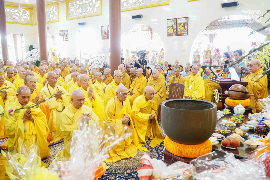 Chư Tăng Ni tông phong Vạn Đức, môn đồ pháp quyến đảnh lễ Giác linh Đại lão Hòa thượng Chư Tăng Ni tông phong Vạn Đức, môn đồ pháp quyến đảnh lễ Giác linh Đại lão Hòa thượng