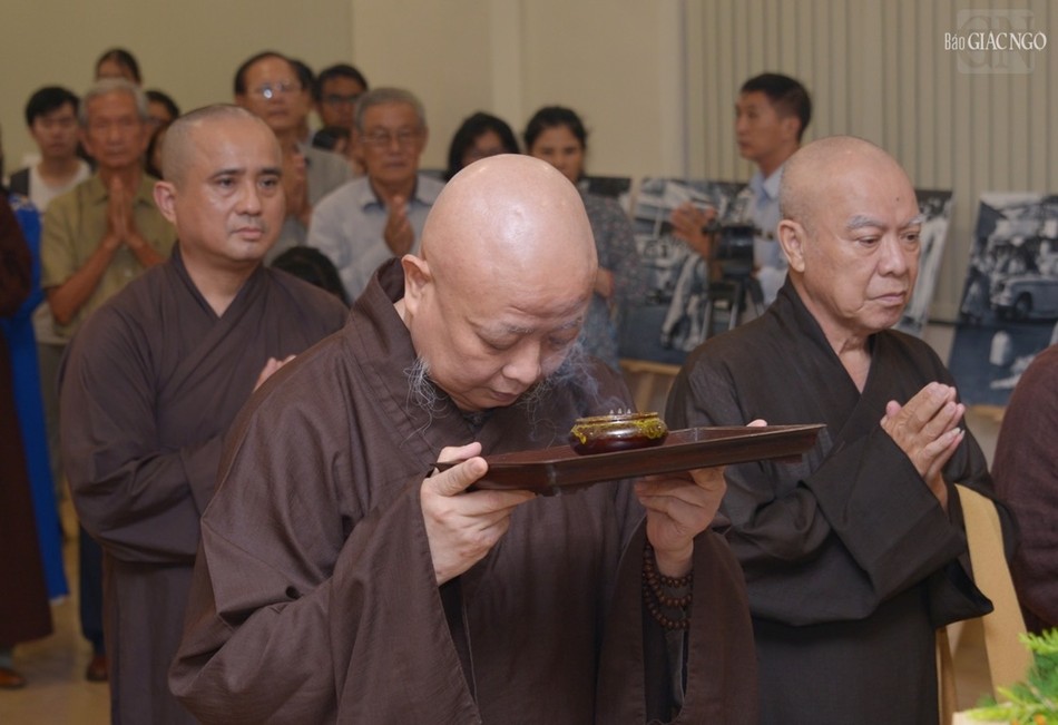 Dâng trầm tưởng niệm Dâng trầm tưởng niệm