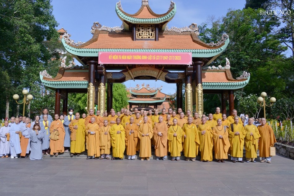 Trước Tam quan Đền thờ Bến Dược Trước Tam quan Đền thờ Bến Dược