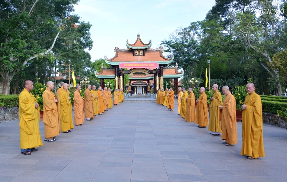 Chư Tăng cung đón Đức Pháp chủ Chư Tăng cung đón Đức Pháp chủ