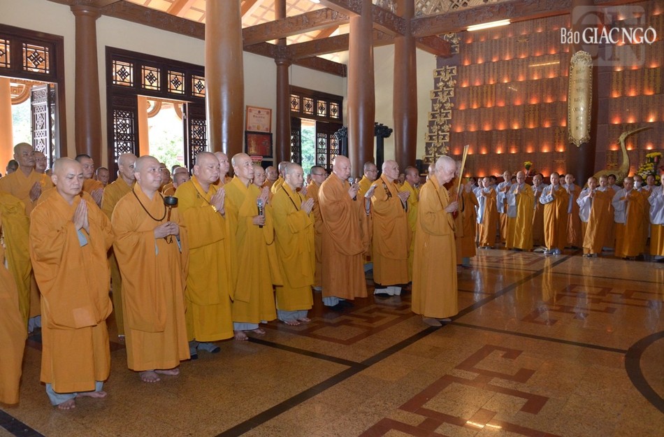 Đức Pháp chủ GHPGVN và chư Tăng Ni tưởng niệm tại chính điện Đền Bến Dược Đức Pháp chủ GHPGVN và chư Tăng Ni tưởng niệm tại chính điện Đền Bến Dược