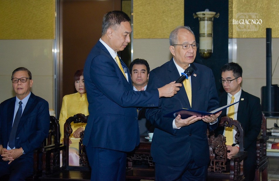 Cư sĩ bày tỏ sự tán thán những đóng góp của Phật giáo Việt Nam vào sự phát triển của đất nước, khu vực và thế giới