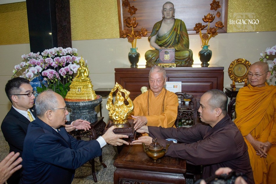 Trao tặng tôn tượng Bồ-tát Thích Quảng Đức