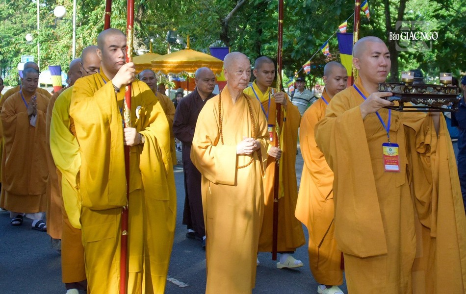 Đức Pháp chủ GHPGVN đã xuống xe, bộ hành từ chân núi đến chùa Linh Sơn Phước Trung Đức Pháp chủ GHPGVN đã xuống xe, bộ hành từ chân núi đến chùa Linh Sơn Phước Trung