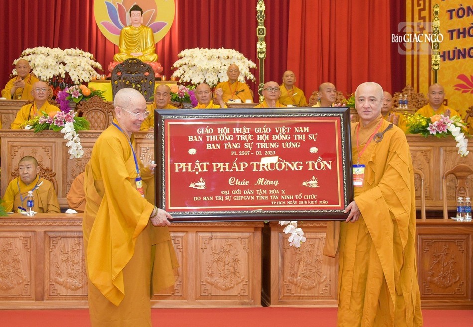 Hòa thượng Thích Huệ Thông, Phó Chủ tịch Hội đồng Trị sự, Trưởng ban Pháp chế T.Ư đại diện trao tặng khánh vàng chúc mừng Hòa thượng Thích Huệ Thông, Phó Chủ tịch Hội đồng Trị sự, Trưởng ban Pháp chế T.Ư đại diện trao tặng khánh vàng chúc mừng