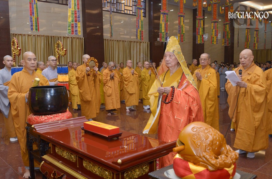 Đức Pháp chủ GHPGVN niêm hương khai đàn Đức Pháp chủ GHPGVN niêm hương khai đàn