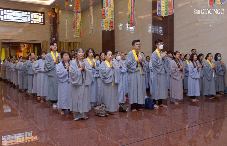 Phật tử đồng vân tập cầu nguyện Phật tử đồng vân tập cầu nguyện