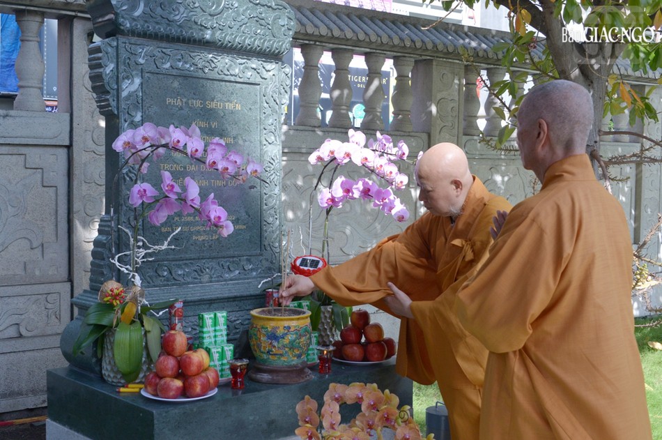 Bia tưởng niệm được Ban Trị sự Phật giáo TP.HCM tạo lập vào năm 2022 để làm nơi thờ phụng, tưởng nhớ đồng bào đã thiệt mạng trong đại dịch Bia tưởng niệm được Ban Trị sự Phật giáo TP.HCM tạo lập vào năm 2022 để làm nơi thờ phụng, tưởng nhớ đồng bào đã thiệt mạng trong đại dịch