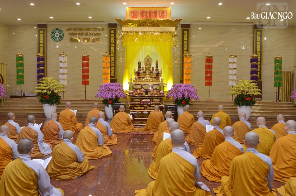 Sau lời khai thị của Đức Pháp chủ, toàn thể đạo tràng đồng tụng Mục Liên sám pháp Sau lời khai thị của Đức Pháp chủ, toàn thể đạo tràng đồng tụng Mục Liên sám pháp