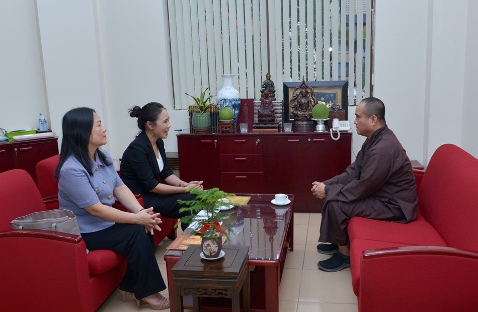 Thượng tọa Thích Tâm Hải, Tổng Biên tập tiếp bà Trần Thị Minh Nga, Phó Trưởng ban Tôn giáo Chính phủ thăm, chúc mừng Báo Giác Ngộ nhân mùa Vu lan Phật lịch 2567 - Ảnh: Bảo Toàn Thượng tọa Thích Tâm Hải, Tổng Biên tập tiếp bà Trần Thị Minh Nga, Phó Trưởng ban Tôn giáo Chính phủ thăm, chúc mừng Báo Giác Ngộ nhân mùa Vu lan Phật lịch 2567 - Ảnh: Bảo Toàn