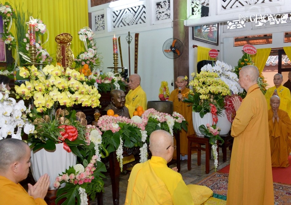 Đức Pháp chủ lắng lòng tưởng niệm trước hương án Trưởng lão Hòa thượng Thích Minh Châu Đức Pháp chủ lắng lòng tưởng niệm trước hương án Trưởng lão Hòa thượng Thích Minh Châu