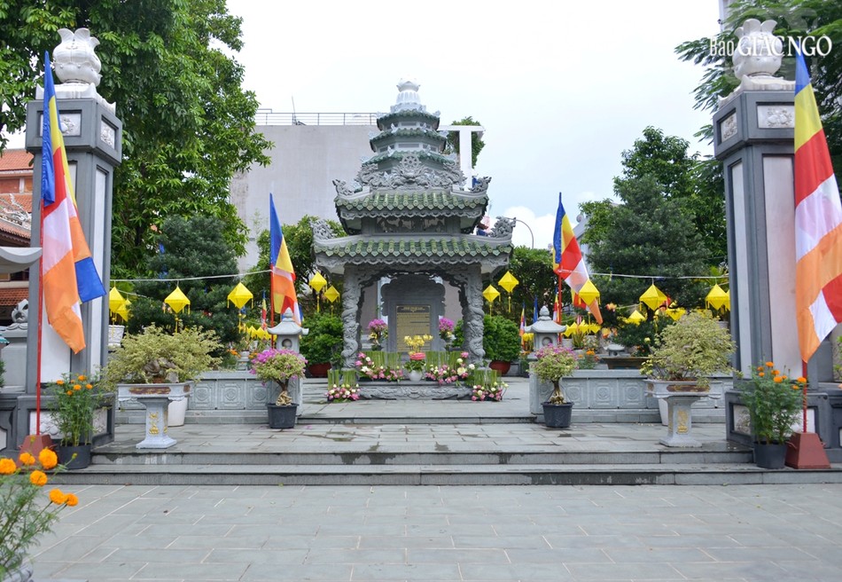 Bảo tháp Pháp Lạc tọa lạc trong khuôn viên thiền viện Vạn Hạnh Bảo tháp Pháp Lạc tọa lạc trong khuôn viên thiền viện Vạn Hạnh