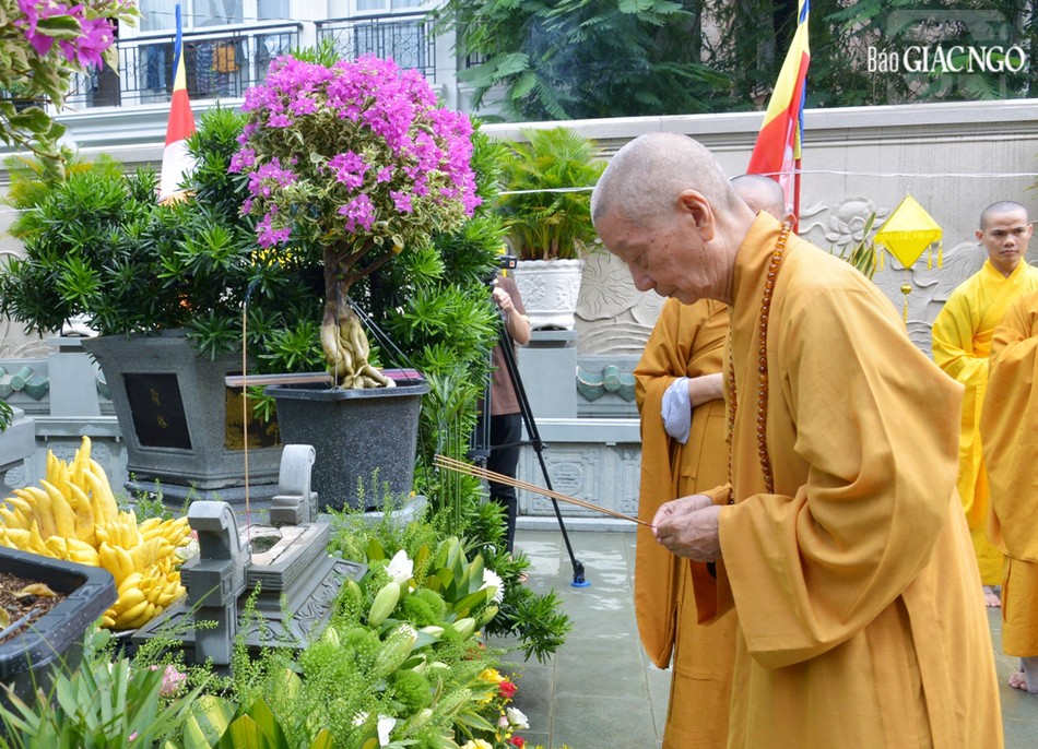 Đức Pháp chủ dâng hương tưởng niệm và hữu nhiễu bảo tháp Đức Pháp chủ dâng hương tưởng niệm và hữu nhiễu bảo tháp