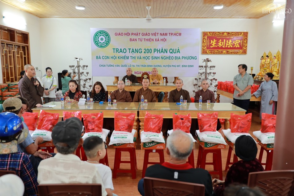 Buổi tặng quà tổ chức tại chùa Tường Vân (TT.Bình Dương, H.Phù Mỹ, tỉnh Bình Định) trưa ngày 30-9 Buổi tặng quà tổ chức tại chùa Tường Vân (TT.Bình Dương, H.Phù Mỹ, tỉnh Bình Định) trưa ngày 30-9