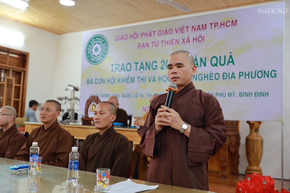 Đại đức Thích Thị Thuận, trụ trì chùa Tường Vân gửi lời cảm ơn đến đoàn, bày tỏ mong muốn bà con luôn nỗ lực vươn lên trong cuộc sống Đại đức Thích Thị Thuận, trụ trì chùa Tường Vân gửi lời cảm ơn đến đoàn, bày tỏ mong muốn bà con luôn nỗ lực vươn lên trong cuộc sống