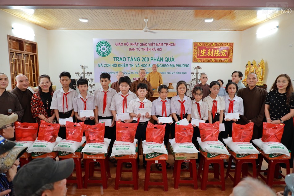 50 em học sinh nghèo học giỏi nhận quà hỗ trợ thuộc trường THCS TT.Bình Dương, H.Phù Mỹ 50 em học sinh nghèo học giỏi nhận quà hỗ trợ thuộc trường THCS TT.Bình Dương, H.Phù Mỹ