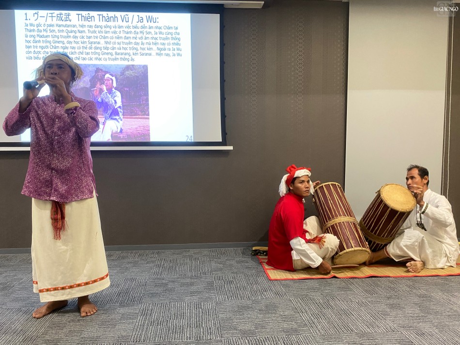 Các nghệ sĩ thuộc Dàn nhạc múa Kawon Khik Nam Krung thừa kế truyền thống của người Chăm Phan Rang trình diễn trong chương trình