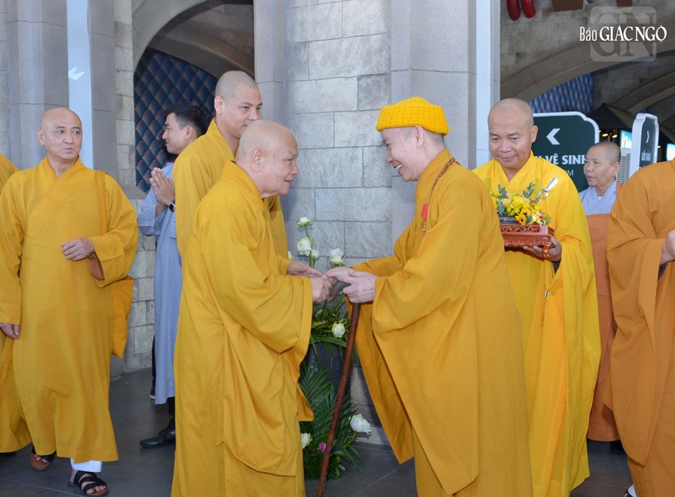 Hòa thượng Trưởng ban Trị sự Phật giáo tỉnh Tây Ninh cung đón Hòa thượng Chủ tịch Hội đồng Trị sự GHPGVN Hòa thượng Trưởng ban Trị sự Phật giáo tỉnh Tây Ninh cung đón Hòa thượng Chủ tịch Hội đồng Trị sự GHPGVN