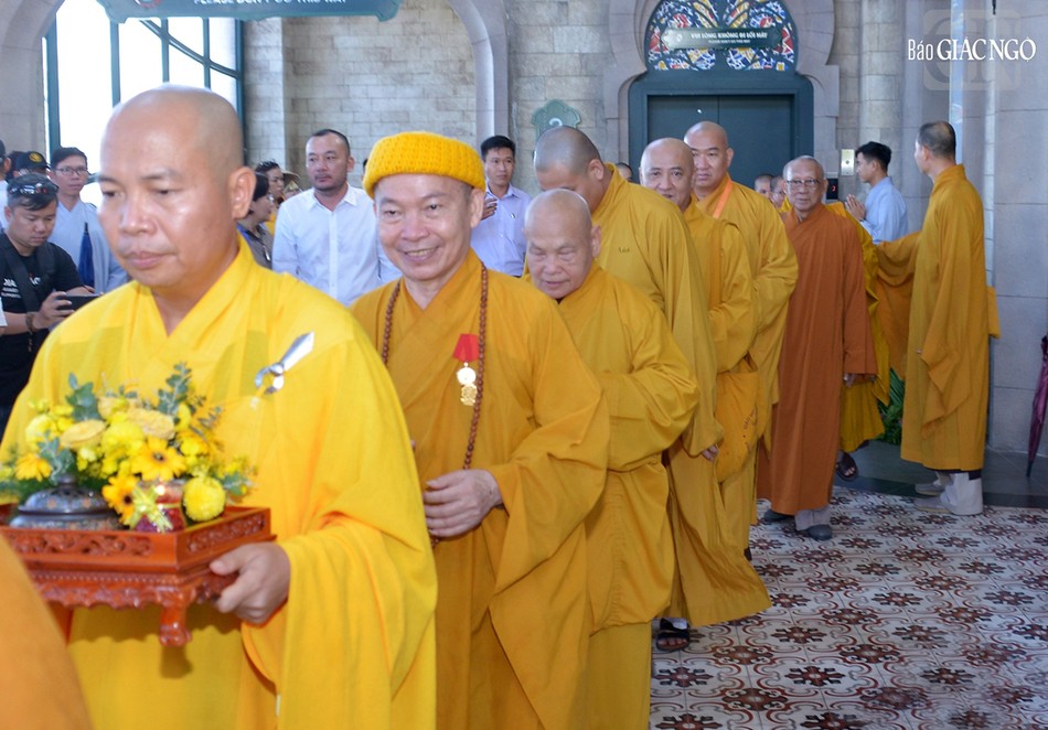 Cung nghinh Hòa thượng Chủ tịch Hội đồng Trị sự cùng chư tôn đức quang lâm Cung nghinh Hòa thượng Chủ tịch Hội đồng Trị sự cùng chư tôn đức quang lâm