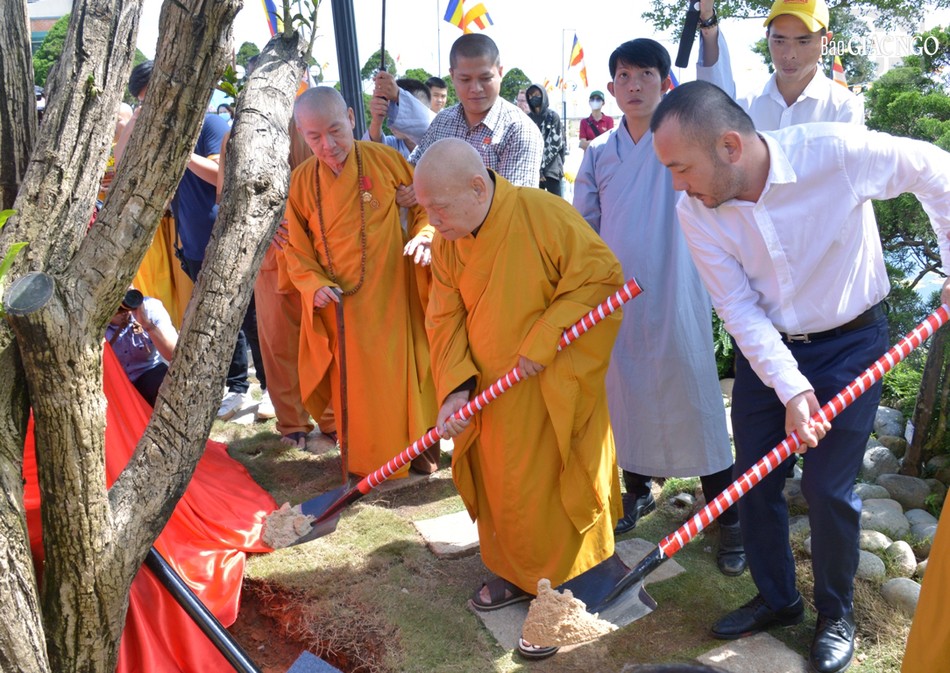 Hòa thượng Chủ tịch Hội đồng Trị sự trồng cây lưu niệm Hòa thượng Chủ tịch Hội đồng Trị sự trồng cây lưu niệm