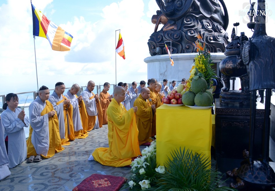 Thực hiện khóa lễ tại chân tượng Phật Bà Tây Bổ Đà Sơn Thực hiện khóa lễ tại chân tượng Phật Bà Tây Bổ Đà Sơn