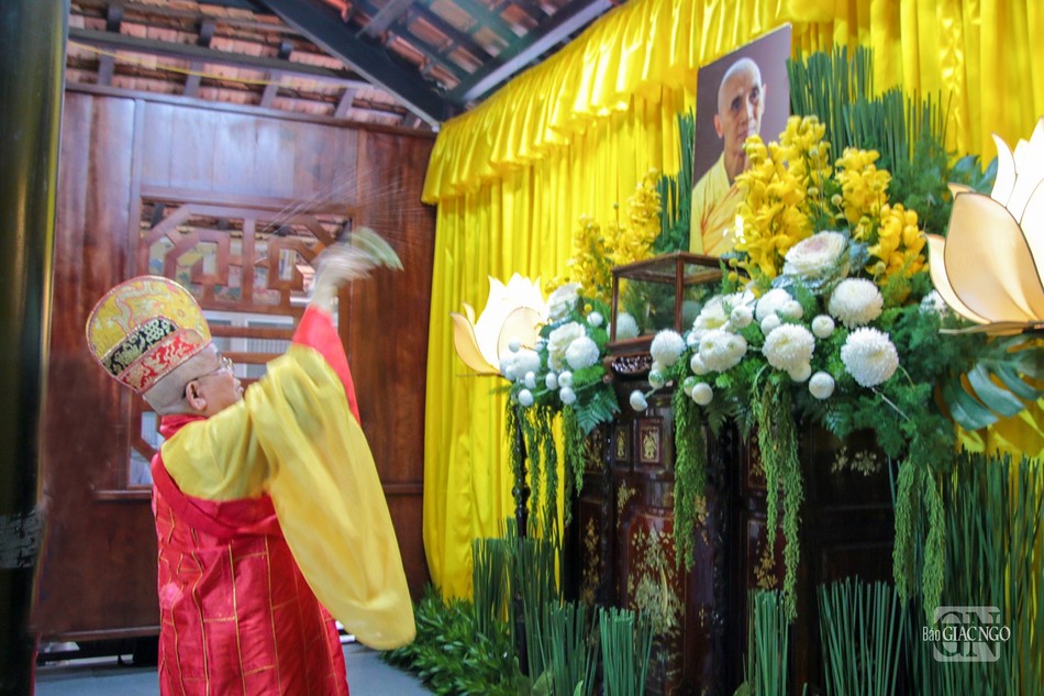 Hòa thượng Thích Phước Trí, đương vi sám chủ thực hiện nghi thức sái tịnh tại Giác linh đường