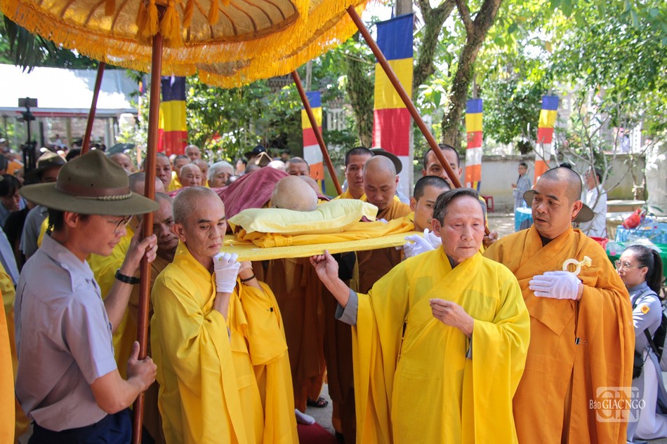 Cung thỉnh nhục thân Hòa thượng rời thiền thất đến Giác linh đường