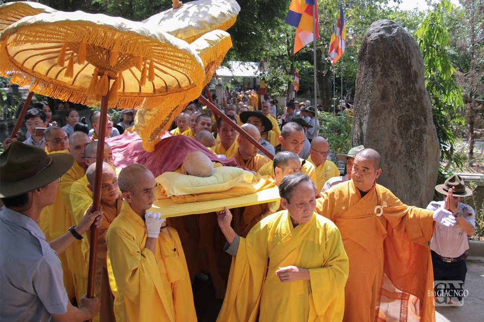 Cung thỉnh nhục thân Hòa thượng đến nơi tôn trí kim quan