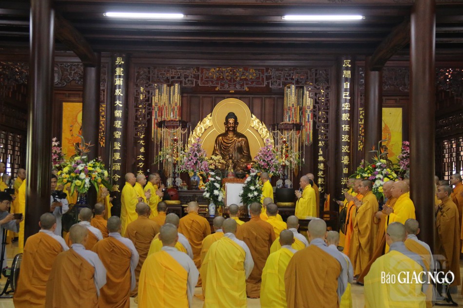 Thỉnh linh mô Hòa thượng vào chánh điện yết Phật Thỉnh linh mô Hòa thượng vào chánh điện yết Phật