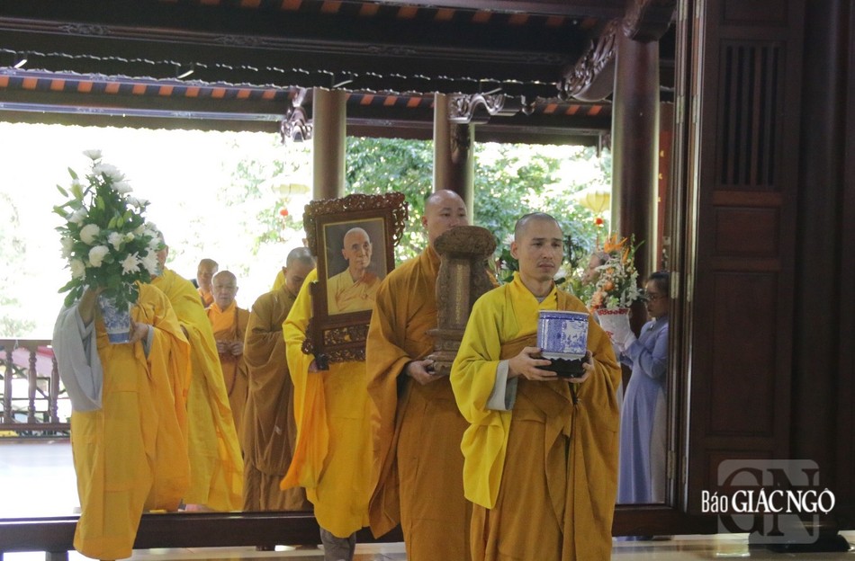 Thỉnh linh mô Hòa thượng yết Phật Thỉnh linh mô Hòa thượng yết Phật