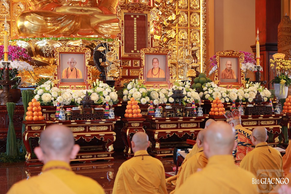 "Đường thượng trang nghiêm, kỷ tiền la bái; dục nghinh Thiền tổ giáng linh, tu trượng Tào Khê quán sái..." "Đường thượng trang nghiêm, kỷ tiền la bái; dục nghinh Thiền tổ giáng linh, tu trượng Tào Khê quán sái..."
