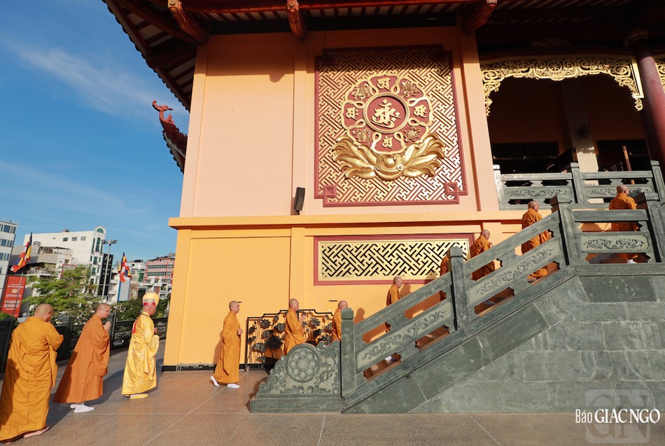 Ban Kinh sư Phật giáo miền Trung quang lâm chánh điện Việt Nam Quốc Tự Ban Kinh sư Phật giáo miền Trung quang lâm chánh điện Việt Nam Quốc Tự