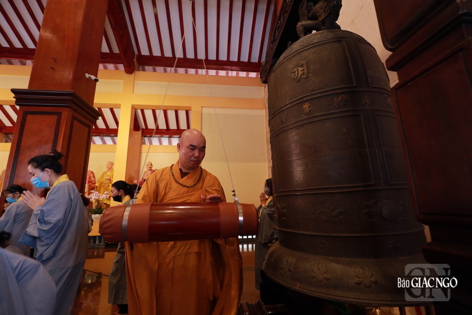 Chuông trống Bát-nhã vang rền cung thỉnh Chuông trống Bát-nhã vang rền cung thỉnh