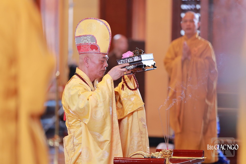 "Phụng hiến Thượng sư Tam bảo tôn. Duy nguyện từ bi ai nạp thọ" "Phụng hiến Thượng sư Tam bảo tôn. Duy nguyện từ bi ai nạp thọ"