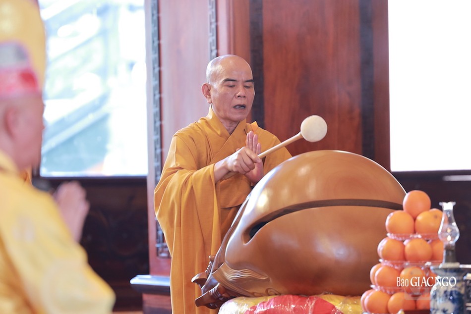 Phổ Phật cúng ngọ là nghi thức truyền thống của Phật giáo miền Trung được cử hành mỗi ngày, vào trước giờ trưa tại các tự viện với ý nghĩa cúng dường mười phương chư Phật, Bồ-tát,... Phổ Phật cúng ngọ là nghi thức truyền thống của Phật giáo miền Trung được cử hành mỗi ngày, vào trước giờ trưa tại các tự viện với ý nghĩa cúng dường mười phương chư Phật, Bồ-tát,...