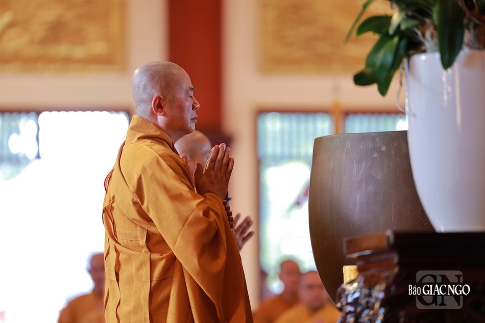 Chư tôn đức Ban Kinh sư nhiếp tâm cử hành pháp sự Chư tôn đức Ban Kinh sư nhiếp tâm cử hành pháp sự