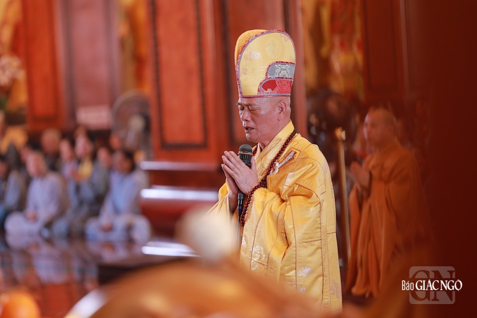 Trong các lễ húy nhật Tổ sư, khóa lễ Phổ Phật cúng ngọ được cử hành trước khi Cung tiến Giác linh Trong các lễ húy nhật Tổ sư, khóa lễ Phổ Phật cúng ngọ được cử hành trước khi Cung tiến Giác linh