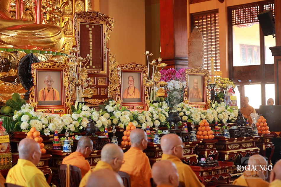 Hương án chư vị Pháp chủ, chư vị thành viên Hội đồng Chứng minh quá cố Hương án chư vị Pháp chủ, chư vị thành viên Hội đồng Chứng minh quá cố