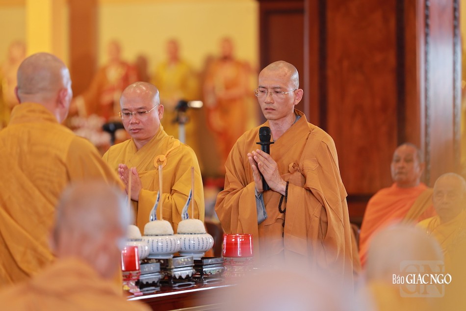 "Duyên độ sanh một mảnh thuyền Từ, Cơ hóa độ nửa câu Pháp ngữ" "Duyên độ sanh một mảnh thuyền Từ, Cơ hóa độ nửa câu Pháp ngữ"