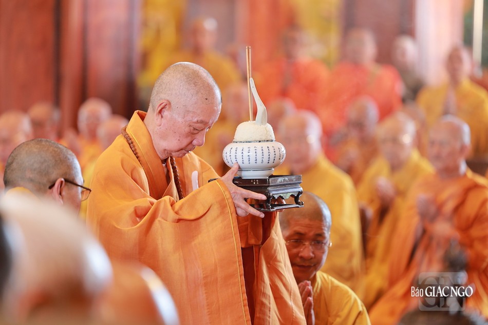 Đức Pháp chủ dâng phạn thực cúng dường Đức Pháp chủ dâng phạn thực cúng dường