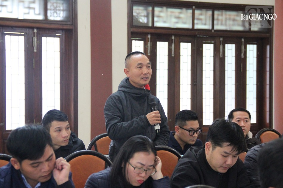 Nhà báo Thái Lộc đến từ Báo Tuổi Trẻ bày tỏ sự quan tâm đến triển lãm Bảo đạc trường minh Nhà báo Thái Lộc đến từ Báo Tuổi Trẻ bày tỏ sự quan tâm đến triển lãm Bảo đạc trường minh