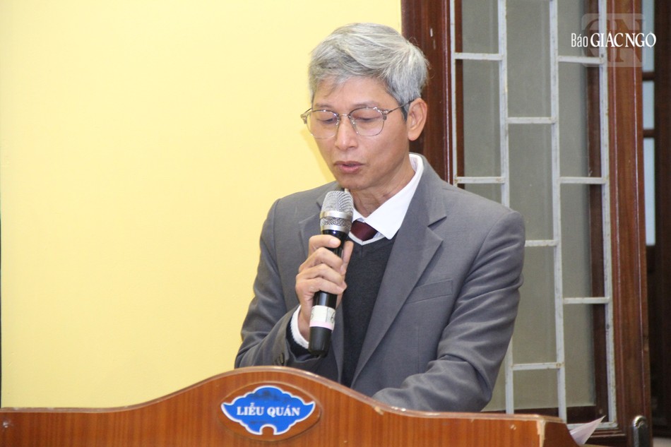 Họa sĩ Võ Quang Hoành, đại diện các họa sĩ góp mặt trong triển lãm phtát biểu Họa sĩ Võ Quang Hoành, đại diện các họa sĩ góp mặt trong triển lãm phtát biểu