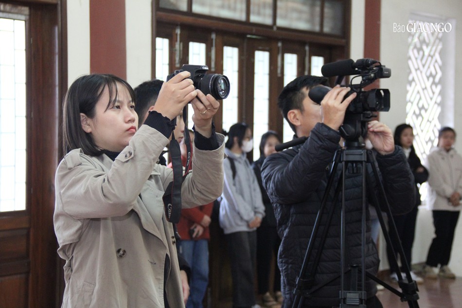 Đại diện các cơ quan thông tấn, báo chí tại Huế hiện diện tham dự Đại diện các cơ quan thông tấn, báo chí tại Huế hiện diện tham dự