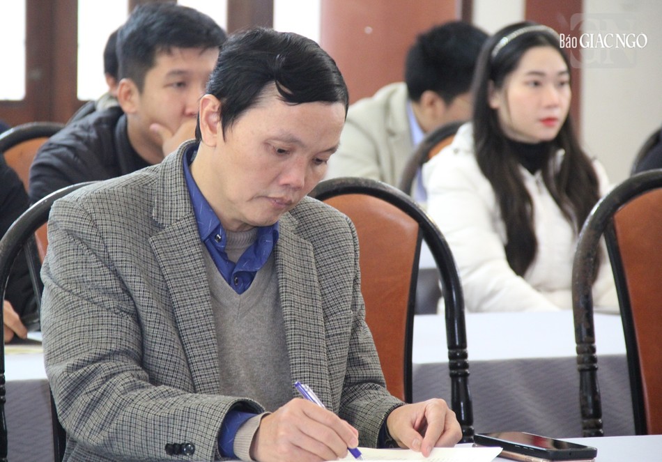 Nhà báo Công Hậu đến từ Báo Nhân Dân Nhà báo Công Hậu đến từ Báo Nhân Dân