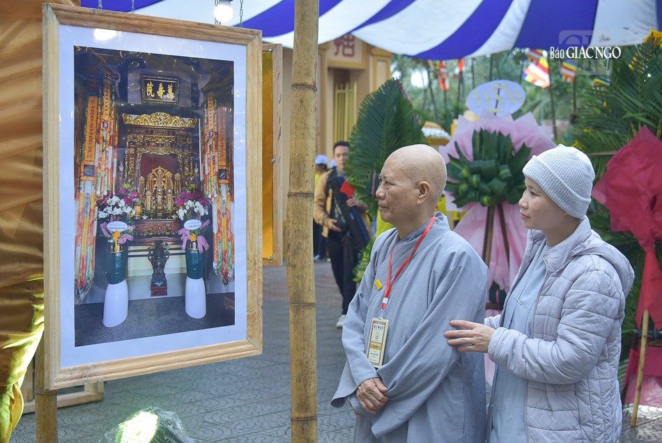 Ở không gian ngoại vi khu trưng bày trung tâm giới thiệu hơn 100 hình ảnh về các ngôi cổ tự, bảo tháp, pháp tượng pháp khí,... Ở không gian ngoại vi khu trưng bày trung tâm giới thiệu hơn 100 hình ảnh về các ngôi cổ tự, bảo tháp, pháp tượng pháp khí,...
