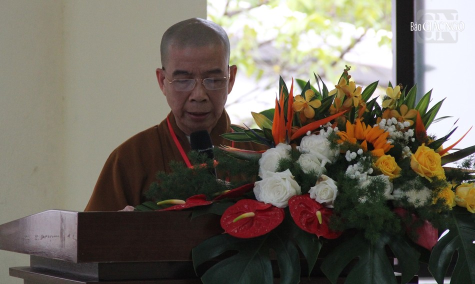 Thượng tọa Thích Nguyên Minh trình bày tham luận Tổ sư Tâm Tĩnh và những bài thơ cảm tác trong khi phụng điểm kinh Hoa Nghiêm Thượng tọa Thích Nguyên Minh trình bày tham luận Tổ sư Tâm Tĩnh và những bài thơ cảm tác trong khi phụng điểm kinh Hoa Nghiêm